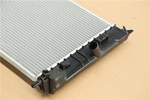 汽车散热器工作原理 汽车散热器组成结构 汽车散热器的分类 汽车散热器的作用